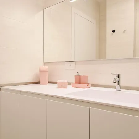 Pink In Financial District 4 Pax * Milan